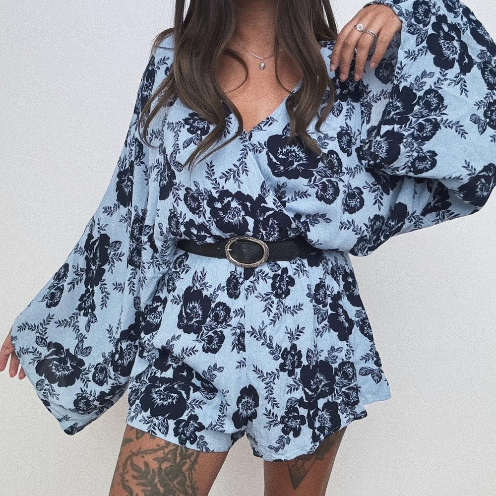 Altar'd State Size Large Light Blue & Black Floral Kimono Sleeves‎ Romper